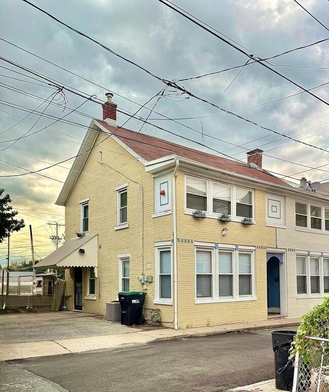 Building Photo - 619 School St