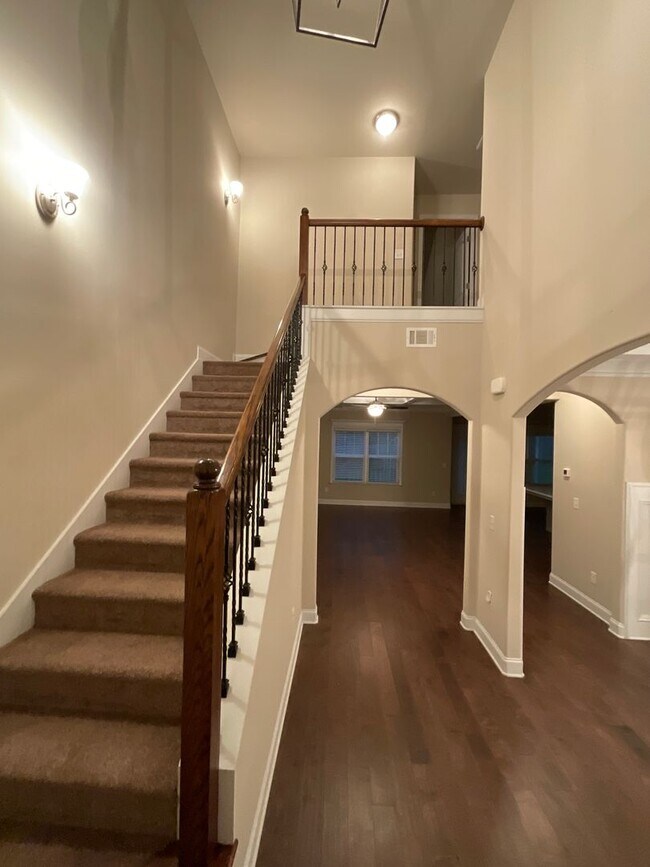 Building Photo - 688 Tree Top Trl