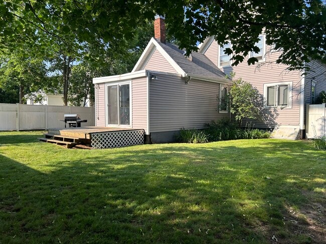 Building Photo - 61 Stetson St