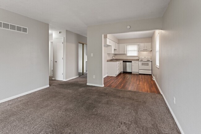 Foto del edificio - Affordable 2-Bedroom Duplex with Garage, D...