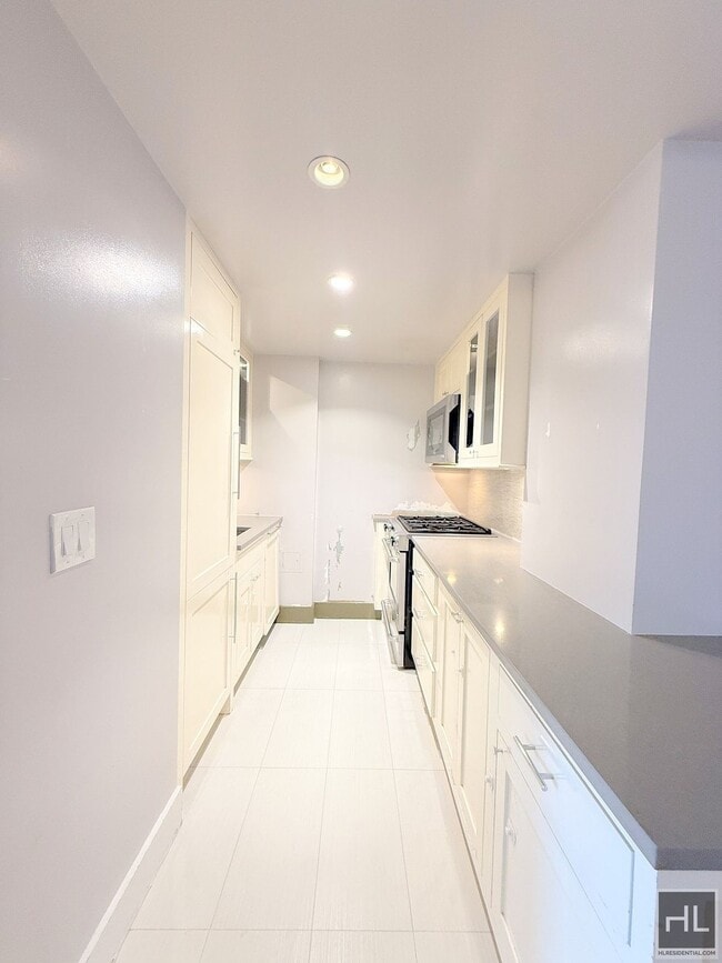 Building Photo - Renovated 2 bed 1 bath with washer and dryer - WEST 93 STREET