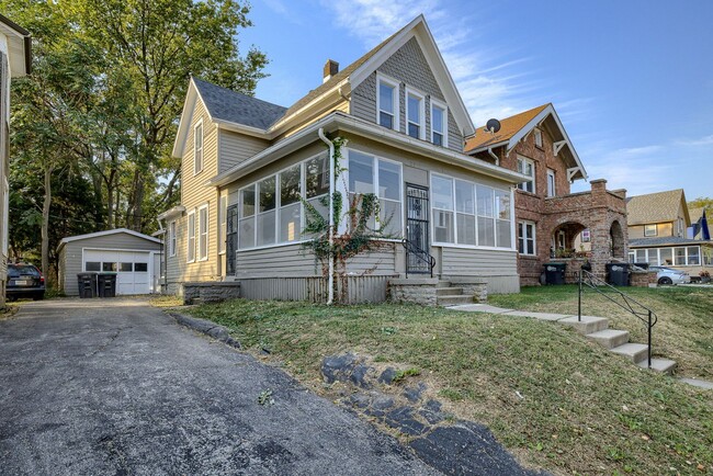 Foto del edificio - Cozy 3 Bedroom With Enclosed Porch & Fence...