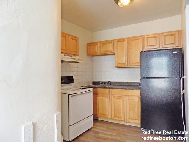Building Photo - 244 Kelton St