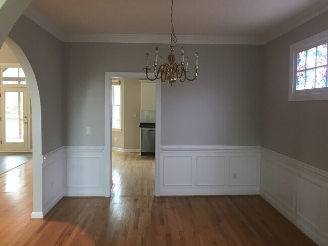 Building Photo - Beautiful 4 Bedroom Single Family Home wit...