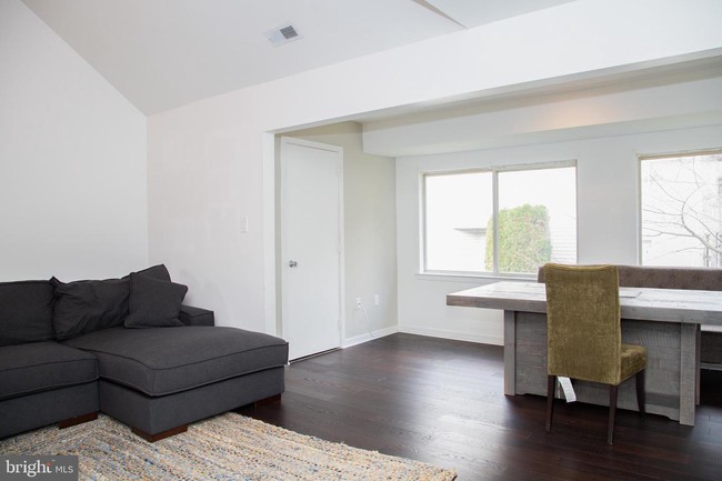 Building Photo - 828 Chanticleer