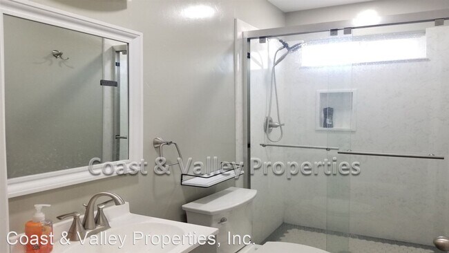 Building Photo - 3 br, 2 bath House - 1018 El Camino Real N.
