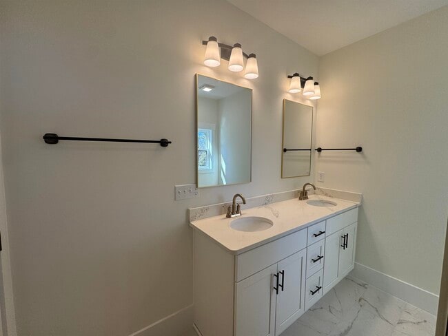 Building Photo - 614 Collins St