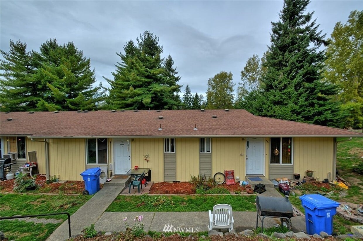 Building Photo - Cute 2 Bedroom 1 Bath in a 4-PLEX