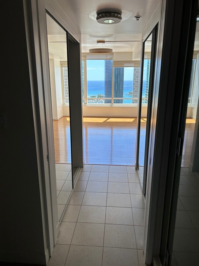 Vestidores - 1009 Kapiolani Blvd