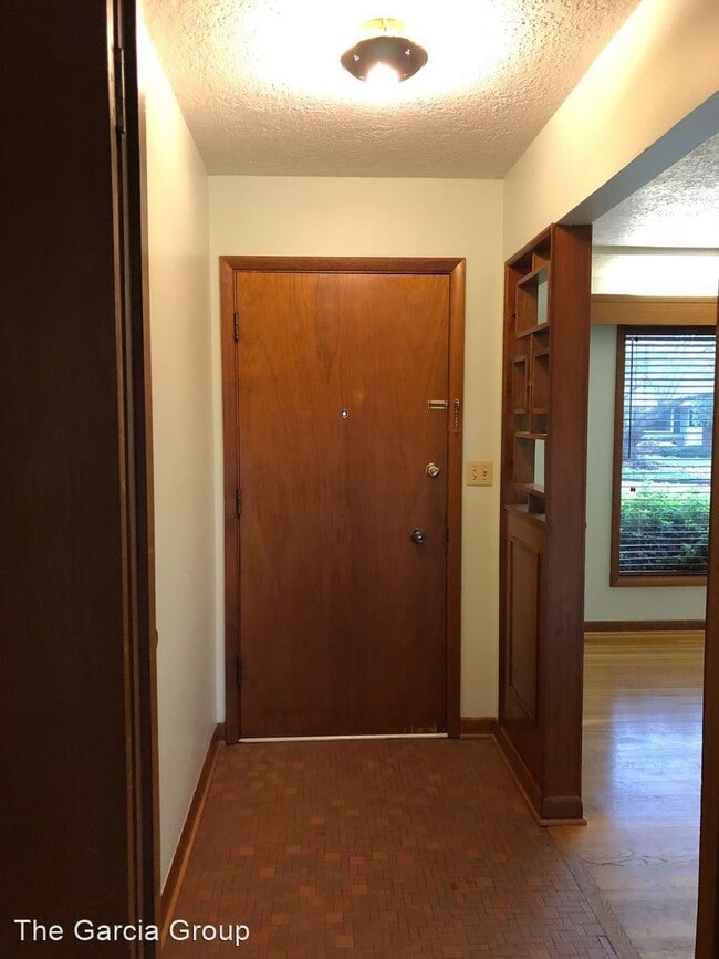Building Photo - 3 br, 2.5 bath House - 10165 SW Crestwood Dr.