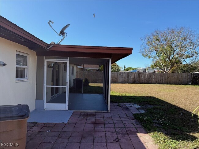 Building Photo - 904 Hudson Ave