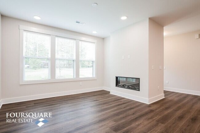Building Photo - Townhouse | Open Floor Plan | 2 Car Garage...