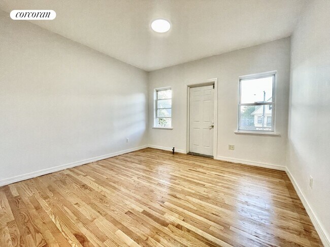 Foto del edificio - 402 E 8th St