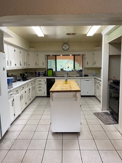 Kitchen - 6336 Wilbur Ave