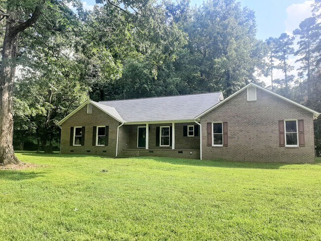 Building Photo - 3 Bedroom 2 Bathroom Home with 2 Car Garag...