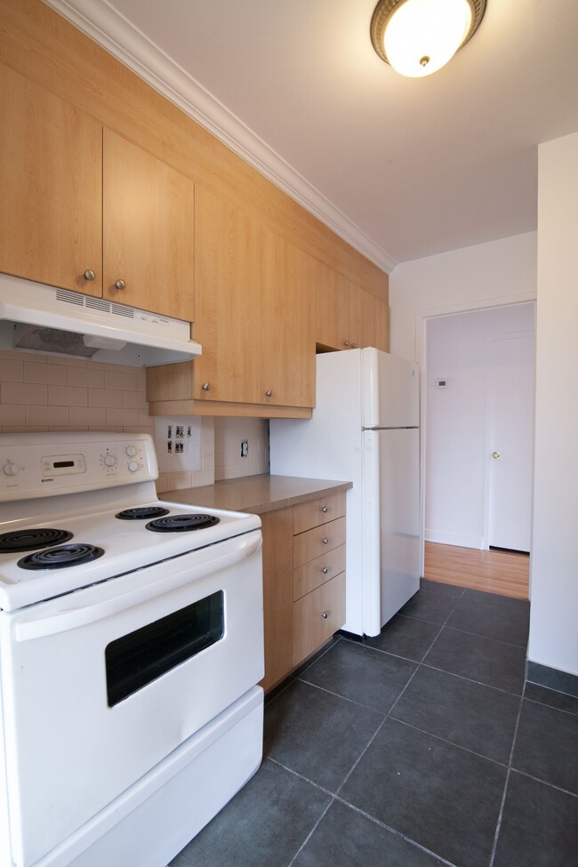 Building Photo - 6525 Côte-Saint-Luc