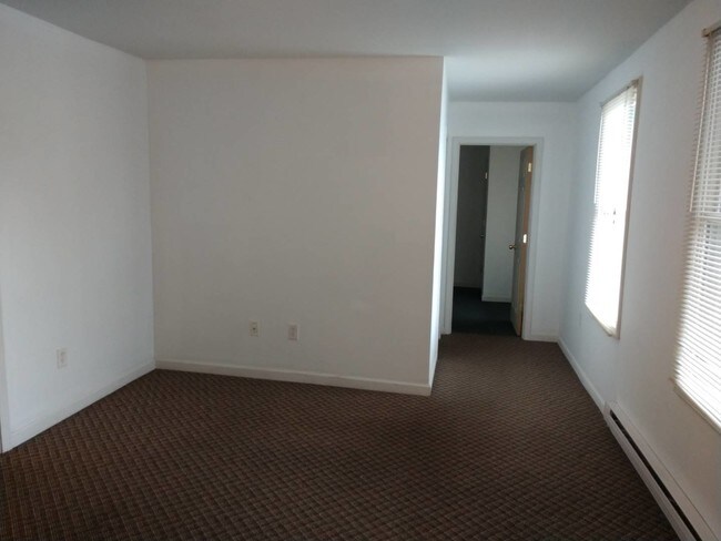 Building Photo - 164 Maple Ave
