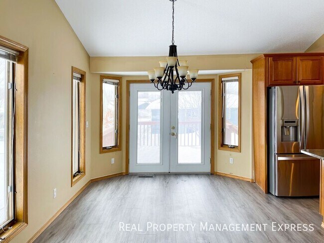Foto del edificio - 4 Bedroom 3.5 Bathroom Single Family Townh...