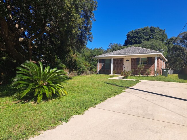 Building Photo - Charming 3/2  brick home with lawn mainten...