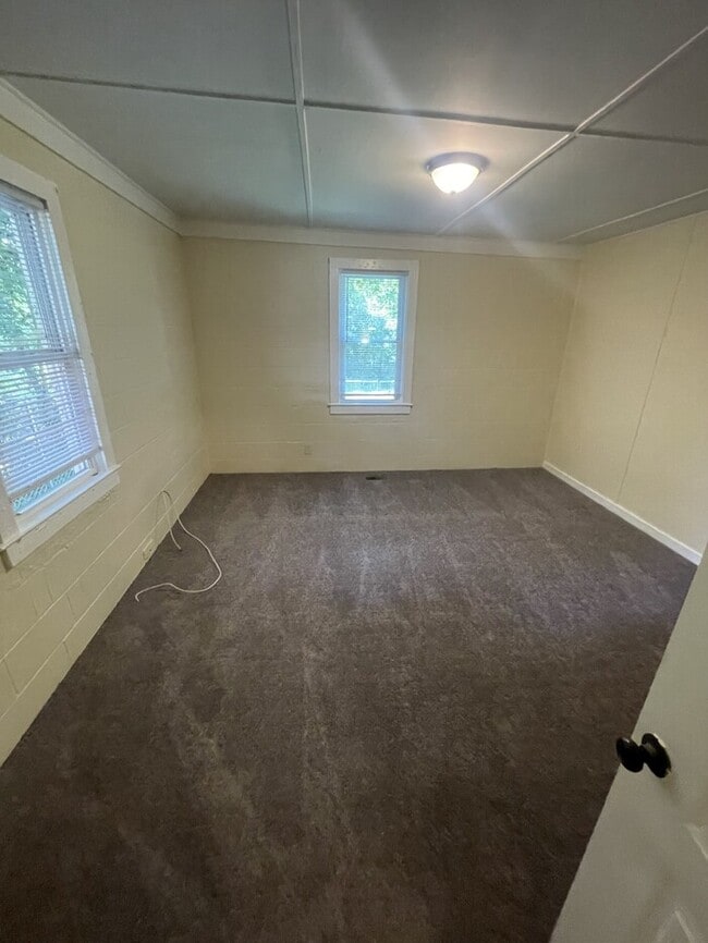 Building Photo - 1 Bedroom 1 Bathroom Duplex