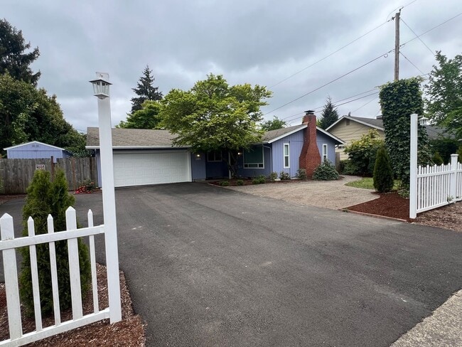 Building Photo - Charming 3 Bedroom, 2 Bathroom Home in Fer...