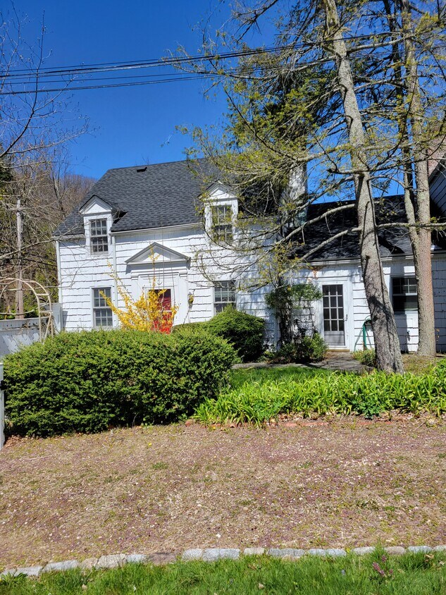 Front Entrance - 106 Wolver Hollow Rd