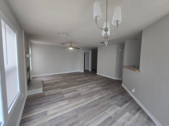 Building Photo - 6821 Willowbrook Dr