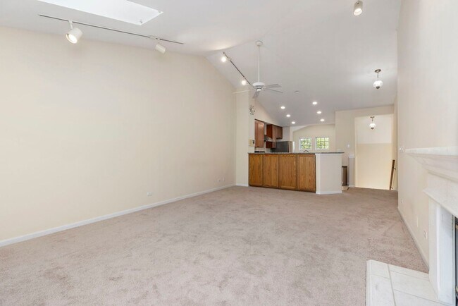 Foto del edificio - Beautiful 2 Bed, 2 bath Townhome