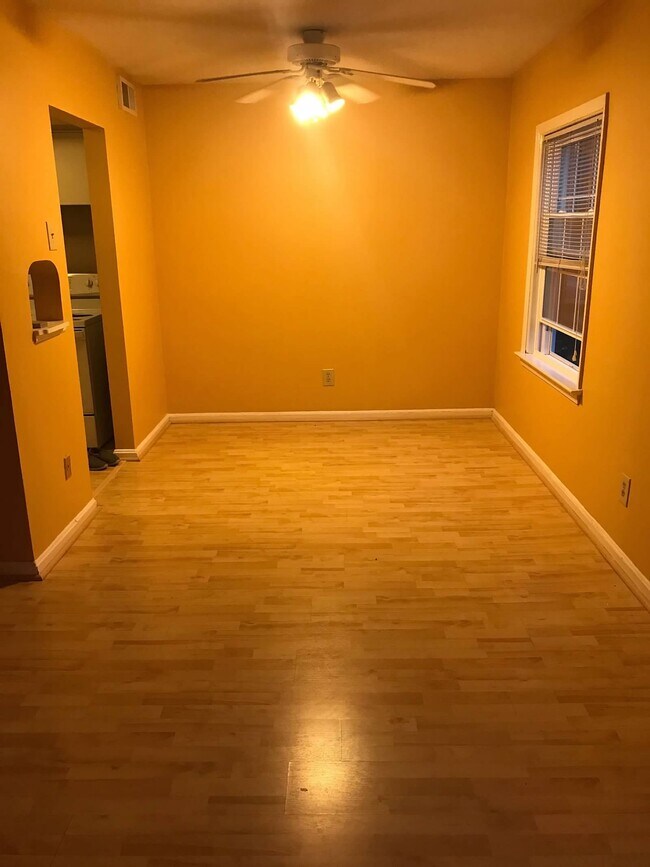 Comedor - 13200 Fairhill Rd