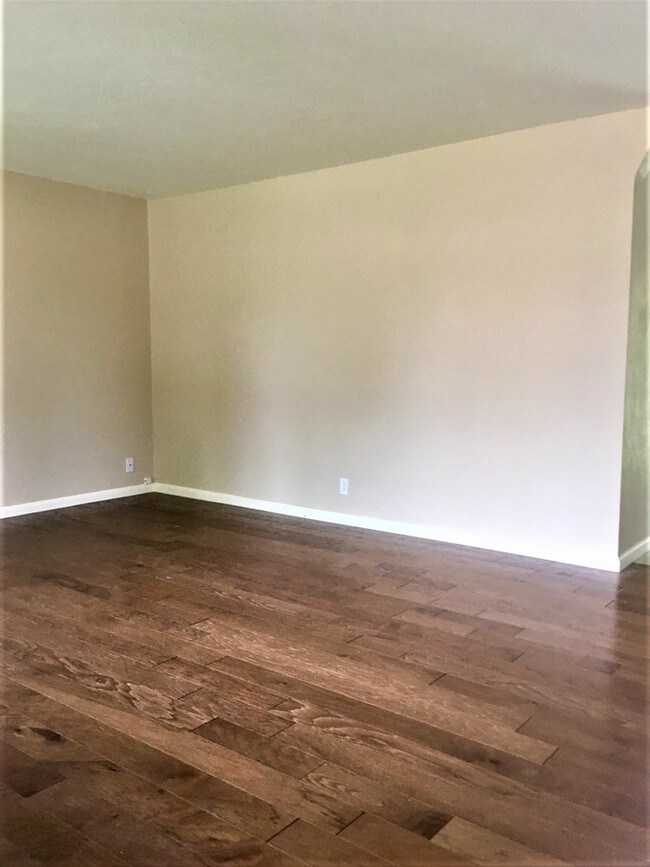 Building Photo - Gorgeous Home in Greenbrier-Cloverdale