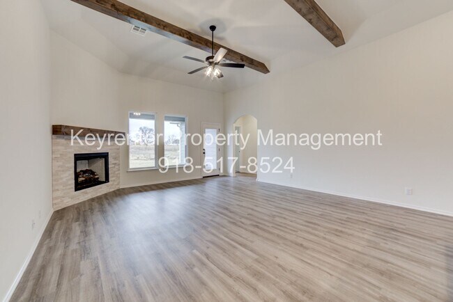 Foto del edificio - 4 BEDROOM CAPITAL HOME IN SAND SPRINGS!!!