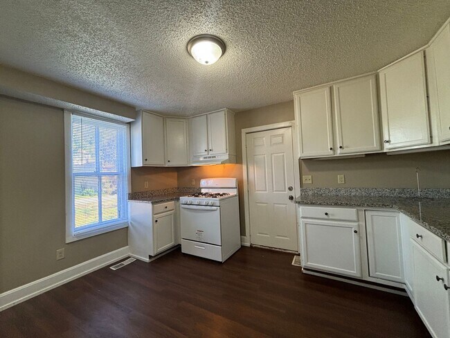 Building Photo - Great 2 bedroom plus den in a two-level ho...