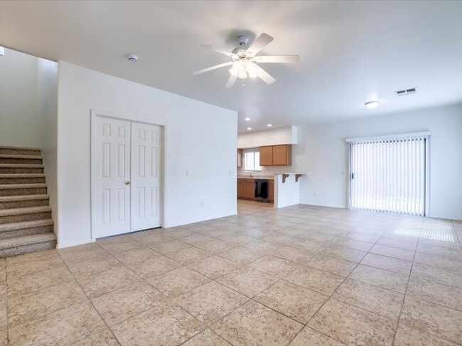 Building Photo - 4 bedroom 2.5 Bath