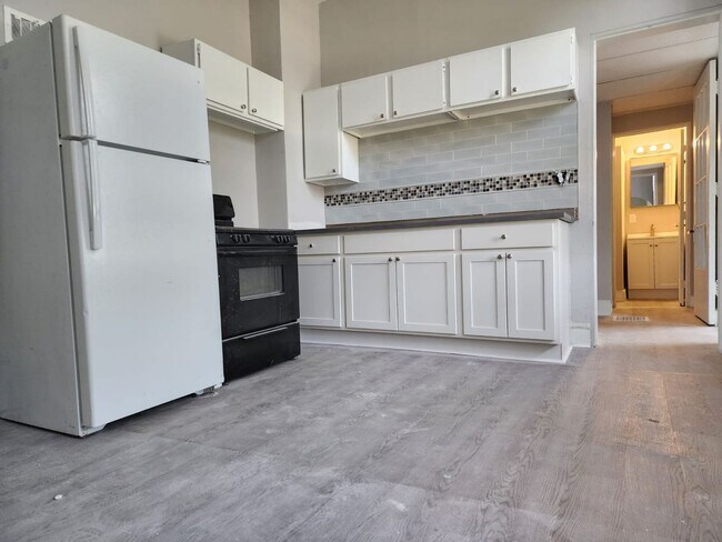 Building Photo - 2901 S 43rd St
