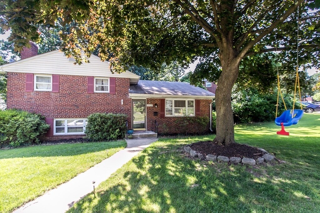 Spacious 3-BR 2-BA Split Level in Ideally Located Close in Rockville!! - Spacious 3-BR 2-BA Split Level in Ideally Located Close in Rockville!!