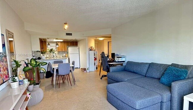 Foto del edificio - 8290 Lake Dr