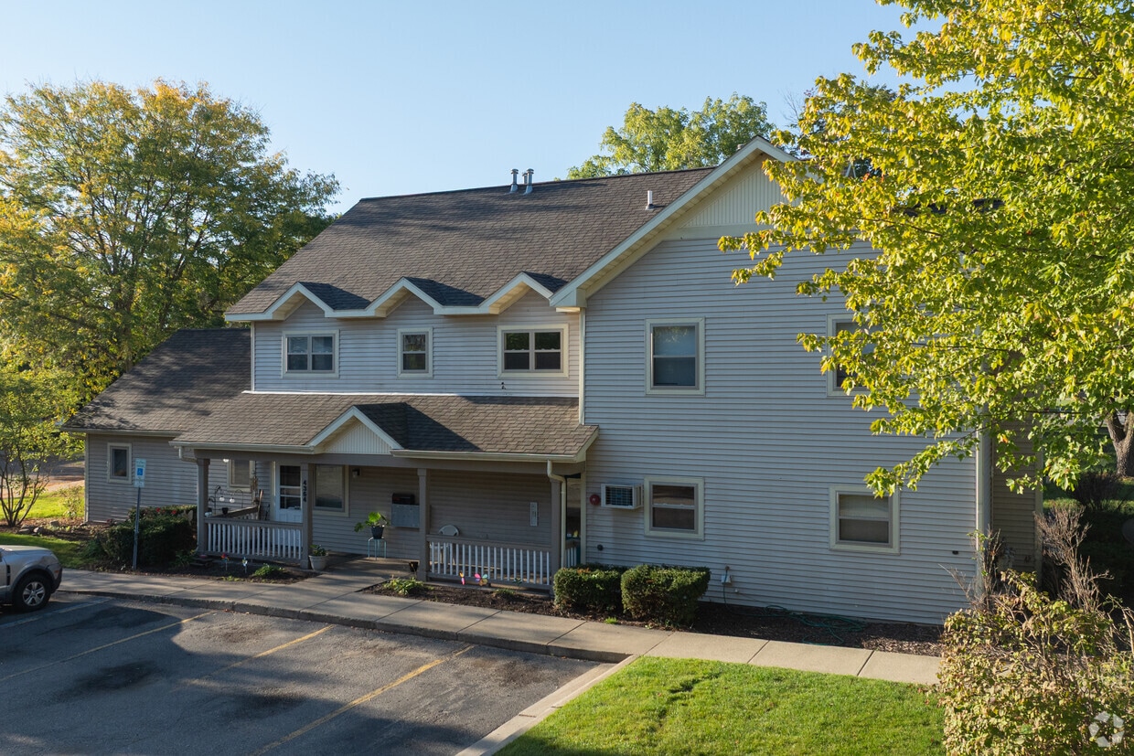 Building Photo - Genesis East Apartments