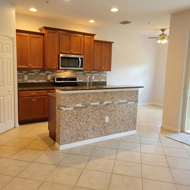 Building Photo - Annual unfurnished newer 3/3 townhome in g...