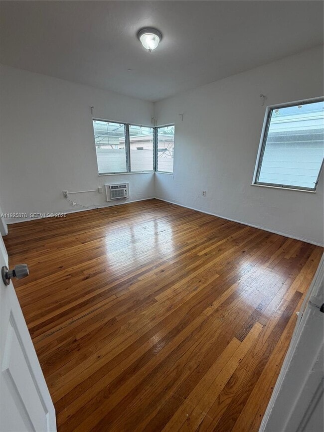 Building Photo - 945 Bay Dr