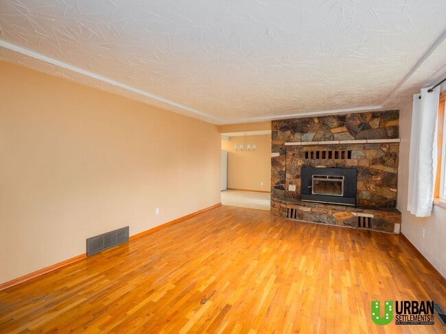Foto del edificio - 3 Bedrooms | 1 Bathroom | 2,168 Sq. Ft. | Attached Garage | Large Yard