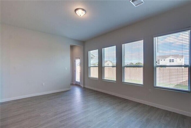 Foto del edificio - 15009 Ryman Rd