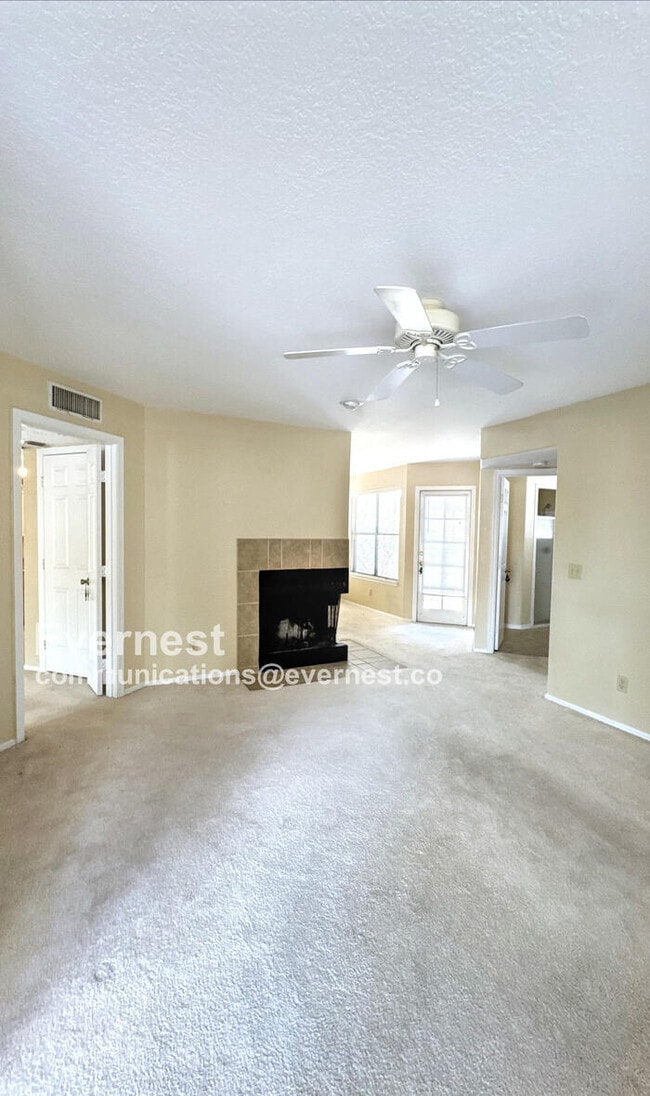 Foto del edificio - 6655 N Canyon Crest Dr