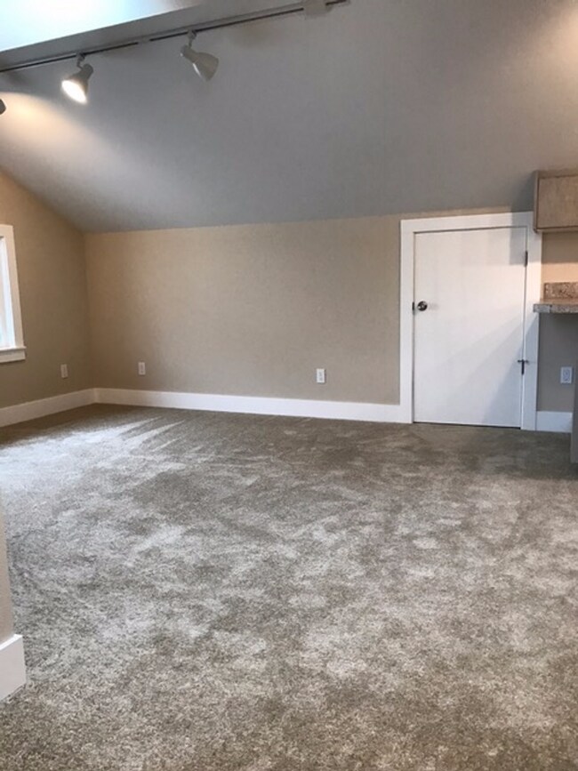 Foto del edificio - Charming Top Floor Studio of Triplex in a Fantastic Seattle Neighborhood!