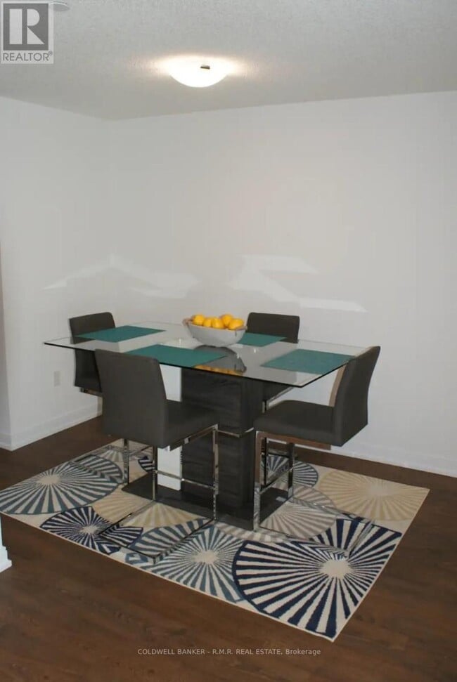 Photo du bâtiment - 275 Village Green Square