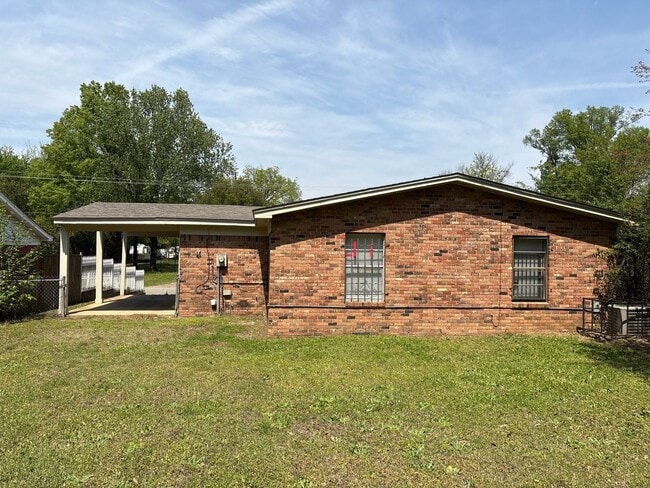 Building Photo - Newly Listed Home in Oakhaven