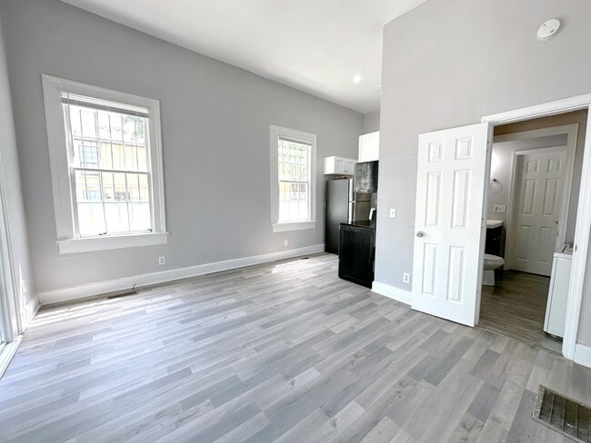 Building Photo - 313 E Henry St