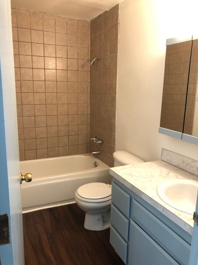 Foto del edificio - 2 Bedroom, 1 Bathroom Downstairs Apartment - 4-Plex