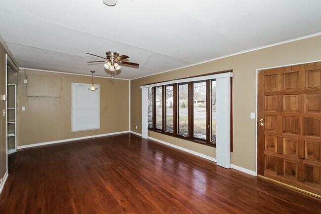 Building Photo - Cozy 3 bedroom, 1 Bathroom House in Bloomi...