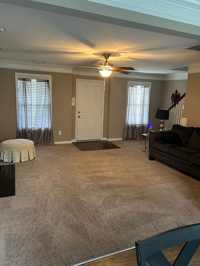 Building Photo - Knoxville 37924- 3 bedroom 2.5 bath - call...
