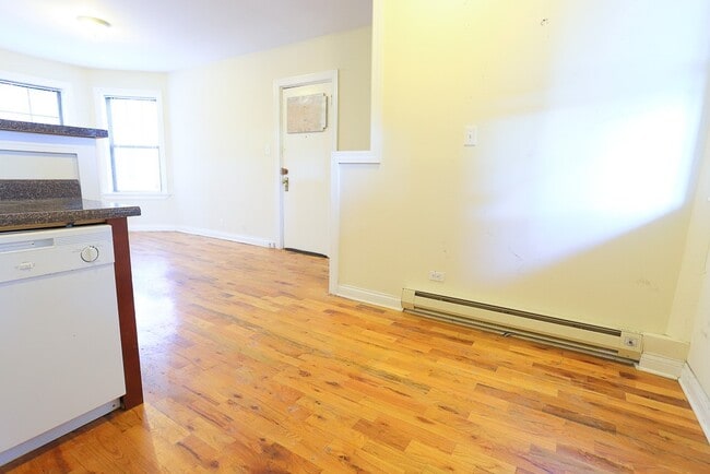 Building Photo - 4418 N Wolcott Ave